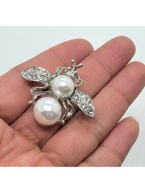 ⭐Silver Bumble Bee Animal Brooch Double White Pearls and Sparkling Crystal Wings